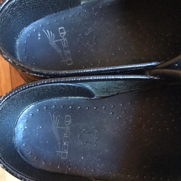 Dansko 39 pro tooled leather embossed floral pattern black stapled 2” clogs GUC - Picture 2 of 14